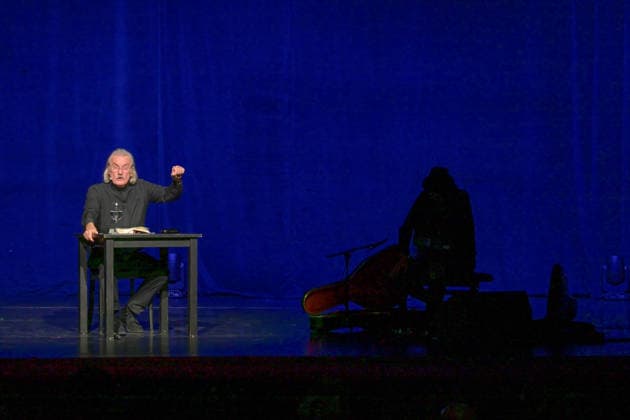 Lesung von Christoph Ransmayr mot dem Titel Als ich noch unsterblich war, mit Musikbegleitung durch Wolfgang Muthspiel an der Gitarre, im Stadttheater Gmunden, im Rahmen der Salzkammergut Festwochen Gmunden, am 12.02.26. Das Bild zeigt den Schriftsteller Christoph Ransmayr und im Dunklen, den Gitarristen Wolfgang Muthspiel 2022 - Lesung von Christoph Ransmayr mot dem Titel Als ich noch unsterblich war, mit Musikbegleitung durch Wolfgang Muthspiel an der Gitarre, im Stadttheater Gmunden, im Rahmen der Salzkammergut Festwochen Gmunden, am 12.02.26