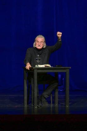 Lesung von Christoph Ransmayr mot dem Titel Als ich noch unsterblich war, mit Musikbegleitung durch Wolfgang Muthspiel an der Gitarre, im Stadttheater Gmunden, im Rahmen der Salzkammergut Festwochen Gmunden, am 12.02.26. Das Bild zeigt den Schriftsteller Christoph Ransmay, während seiner Lesung. 2022 - Lesung von Christoph Ransmayr mot dem Titel Als ich noch unsterblich war, mit Musikbegleitung durch Wolfgang Muthspiel an der Gitarre, im Stadttheater Gmunden, im Rahmen der Salzkammergut Festwochen Gmunden, am 12.02.26
