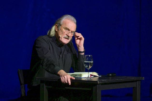 Lesung von Christoph Ransmayr mot dem Titel Als ich noch unsterblich war, mit Musikbegleitung durch Wolfgang Muthspiel an der Gitarre, im Stadttheater Gmunden, im Rahmen der Salzkammergut Festwochen Gmunden, am 12.02.26. Das Bild zeigt den Schriftsteller Christoph Ransmay, während seiner Lesung. 2022 - Lesung von Christoph Ransmayr mot dem Titel Als ich noch unsterblich war, mit Musikbegleitung durch Wolfgang Muthspiel an der Gitarre, im Stadttheater Gmunden, im Rahmen der Salzkammergut Festwochen Gmunden, am 12.02.26