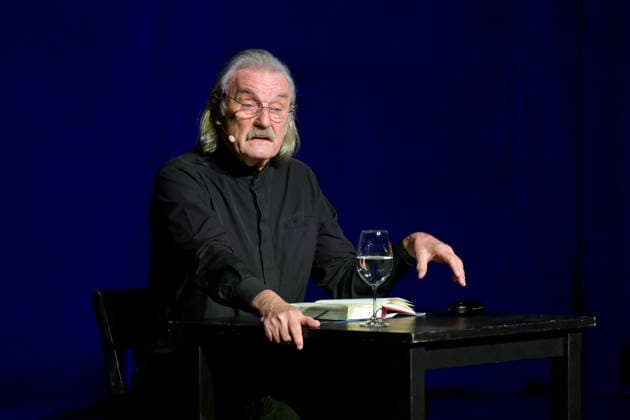 Lesung von Christoph Ransmayr mot dem Titel Als ich noch unsterblich war, mit Musikbegleitung durch Wolfgang Muthspiel an der Gitarre, im Stadttheater Gmunden, im Rahmen der Salzkammergut Festwochen Gmunden, am 12.02.26. Das Bild zeigt den Schriftsteller Christoph Ransmay, während seiner Lesung. 2022 - Lesung von Christoph Ransmayr mot dem Titel Als ich noch unsterblich war, mit Musikbegleitung durch Wolfgang Muthspiel an der Gitarre, im Stadttheater Gmunden, im Rahmen der Salzkammergut Festwochen Gmunden, am 12.02.26