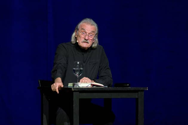Lesung von Christoph Ransmayr mot dem Titel Als ich noch unsterblich war, mit Musikbegleitung durch Wolfgang Muthspiel an der Gitarre, im Stadttheater Gmunden, im Rahmen der Salzkammergut Festwochen Gmunden, am 12.02.26. Das Bild zeigt den Schriftsteller Christoph Ransmay, während seiner Lesung. 2022 - Lesung von Christoph Ransmayr mot dem Titel Als ich noch unsterblich war, mit Musikbegleitung durch Wolfgang Muthspiel an der Gitarre, im Stadttheater Gmunden, im Rahmen der Salzkammergut Festwochen Gmunden, am 12.02.26