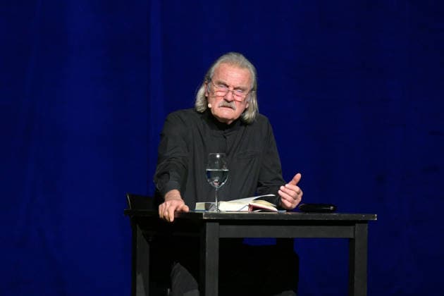 Lesung von Christoph Ransmayr mot dem Titel Als ich noch unsterblich war, mit Musikbegleitung durch Wolfgang Muthspiel an der Gitarre, im Stadttheater Gmunden, im Rahmen der Salzkammergut Festwochen Gmunden, am 12.02.26. Das Bild zeigt den Schriftsteller Christoph Ransmay, während seiner Lesung. 2022 - Lesung von Christoph Ransmayr mot dem Titel Als ich noch unsterblich war, mit Musikbegleitung durch Wolfgang Muthspiel an der Gitarre, im Stadttheater Gmunden, im Rahmen der Salzkammergut Festwochen Gmunden, am 12.02.26