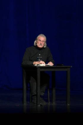 Lesung von Christoph Ransmayr mot dem Titel Als ich noch unsterblich war, mit Musikbegleitung durch Wolfgang Muthspiel an der Gitarre, im Stadttheater Gmunden, im Rahmen der Salzkammergut Festwochen Gmunden, am 12.02.26. Das Bild zeigt den Schriftsteller Christoph Ransmay, während seiner Lesung. 2022 - Lesung von Christoph Ransmayr mot dem Titel Als ich noch unsterblich war, mit Musikbegleitung durch Wolfgang Muthspiel an der Gitarre, im Stadttheater Gmunden, im Rahmen der Salzkammergut Festwochen Gmunden, am 12.02.26