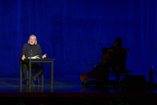 Lesung von Christoph Ransmayr mot dem Titel Als ich noch unsterblich war, mit Musikbegleitung durch Wolfgang Muthspiel an der Gitarre, im Stadttheater Gmunden, im Rahmen der Salzkammergut Festwochen Gmunden, am 12.02.26. Das Bild zeigt den Schriftsteller Christoph Ransmayr und im Dunklen, den Gitarristen Wolfgang Muthspiel 2022 - Lesung von Christoph Ransmayr mot dem Titel Als ich noch unsterblich war, mit Musikbegleitung durch Wolfgang Muthspiel an der Gitarre, im Stadttheater Gmunden, im Rahmen der Salzkammergut Festwochen Gmunden, am 12.02.26