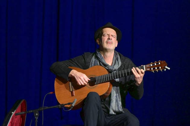Lesung von Christoph Ransmayr mot dem Titel Als ich noch unsterblich war, mit Musikbegleitung durch Wolfgang Muthspiel an der Gitarre, im Stadttheater Gmunden, im Rahmen der Salzkammergut Festwochen Gmunden, am 12.02.26. Das Bild zeigt den Gitarristen Wolfgang Muthspiel 2022 - Lesung von Christoph Ransmayr mot dem Titel Als ich noch unsterblich war, mit Musikbegleitung durch Wolfgang Muthspiel an der Gitarre, im Stadttheater Gmunden, im Rahmen der Salzkammergut Festwochen Gmunden, am 12.02.26