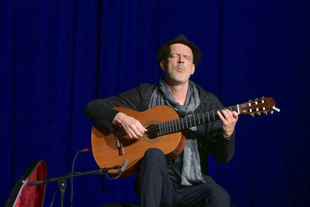 Lesung von Christoph Ransmayr mot dem Titel Als ich noch unsterblich war, mit Musikbegleitung durch Wolfgang Muthspiel an der Gitarre, im Stadttheater Gmunden, im Rahmen der Salzkammergut Festwochen Gmunden, am 12.02.26. Das Bild zeigt den Gitarristen Wolfgang Muthspiel 2022 - Lesung von Christoph Ransmayr mot dem Titel Als ich noch unsterblich war, mit Musikbegleitung durch Wolfgang Muthspiel an der Gitarre, im Stadttheater Gmunden, im Rahmen der Salzkammergut Festwochen Gmunden, am 12.02.26