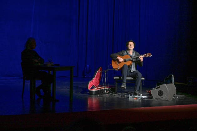 Lesung von Christoph Ransmayr mot dem Titel Als ich noch unsterblich war, mit Musikbegleitung durch Wolfgang Muthspiel an der Gitarre, im Stadttheater Gmunden, im Rahmen der Salzkammergut Festwochen Gmunden, am 12.02.26. Das Bild zeigt den Gitarristen Wolfgang Muthspiel und im Dunklen den Schriftsteller Christoph Ransmayr 2022 - Lesung von Christoph Ransmayr mot dem Titel Als ich noch unsterblich war, mit Musikbegleitung durch Wolfgang Muthspiel an der Gitarre, im Stadttheater Gmunden, im Rahmen der Salzkammergut Festwochen Gmunden, am 12.02.26