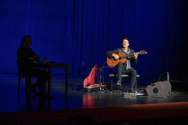 Lesung von Christoph Ransmayr mot dem Titel Als ich noch unsterblich war, mit Musikbegleitung durch Wolfgang Muthspiel an der Gitarre, im Stadttheater Gmunden, im Rahmen der Salzkammergut Festwochen Gmunden, am 12.02.26. Das Bild zeigt den Gitarristen Wolfgang Muthspiel und im Dunklen den Schriftsteller Christoph Ransmayr 2022 - Lesung von Christoph Ransmayr mot dem Titel Als ich noch unsterblich war, mit Musikbegleitung durch Wolfgang Muthspiel an der Gitarre, im Stadttheater Gmunden, im Rahmen der Salzkammergut Festwochen Gmunden, am 12.02.26