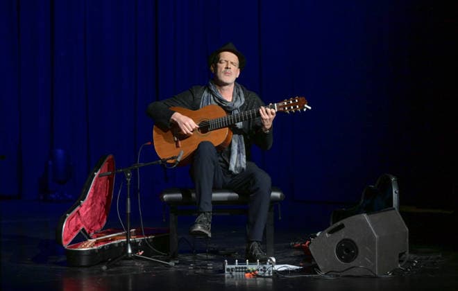 Lesung von Christoph Ransmayr mot dem Titel Als ich noch unsterblich war, mit Musikbegleitung durch Wolfgang Muthspiel an der Gitarre, im Stadttheater Gmunden, im Rahmen der Salzkammergut Festwochen Gmunden, am 12.02.26. Das Bild zeigt den Gitarristen Wolfgang Muthspiel 2022 - Lesung von Christoph Ransmayr mot dem Titel Als ich noch unsterblich war, mit Musikbegleitung durch Wolfgang Muthspiel an der Gitarre, im Stadttheater Gmunden, im Rahmen der Salzkammergut Festwochen Gmunden, am 12.02.26
