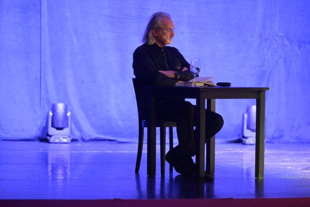Lesung von Christoph Ransmayr mot dem Titel Als ich noch unsterblich war, mit Musikbegleitung durch Wolfgang Muthspiel an der Gitarre, im Stadttheater Gmunden, im Rahmen der Salzkammergut Festwochen Gmunden, am 12.02.26. Das Bild zeigt den Schriftsteller Christoph Ransmay, während seiner Lesung. 2022 - Lesung von Christoph Ransmayr mot dem Titel Als ich noch unsterblich war, mit Musikbegleitung durch Wolfgang Muthspiel an der Gitarre, im Stadttheater Gmunden, im Rahmen der Salzkammergut Festwochen Gmunden, am 12.02.26