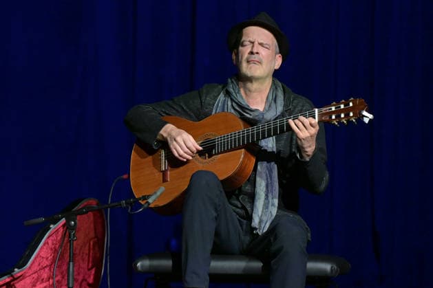 Lesung von Christoph Ransmayr mot dem Titel Als ich noch unsterblich war, mit Musikbegleitung durch Wolfgang Muthspiel an der Gitarre, im Stadttheater Gmunden, im Rahmen der Salzkammergut Festwochen Gmunden, am 12.02.26. Das Bild zeigt den Gitarristen Wolfgang Muthspiel 2022 - Lesung von Christoph Ransmayr mot dem Titel Als ich noch unsterblich war, mit Musikbegleitung durch Wolfgang Muthspiel an der Gitarre, im Stadttheater Gmunden, im Rahmen der Salzkammergut Festwochen Gmunden, am 12.02.26