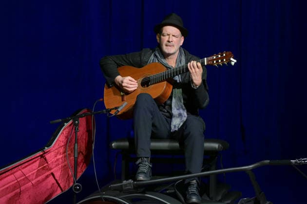 Lesung von Christoph Ransmayr mot dem Titel Als ich noch unsterblich war, mit Musikbegleitung durch Wolfgang Muthspiel an der Gitarre, im Stadttheater Gmunden, im Rahmen der Salzkammergut Festwochen Gmunden, am 12.02.26. Das Bild zeigt den Gitarristen Wolfgang Muthspiel 2022 - Lesung von Christoph Ransmayr mot dem Titel Als ich noch unsterblich war, mit Musikbegleitung durch Wolfgang Muthspiel an der Gitarre, im Stadttheater Gmunden, im Rahmen der Salzkammergut Festwochen Gmunden, am 12.02.26