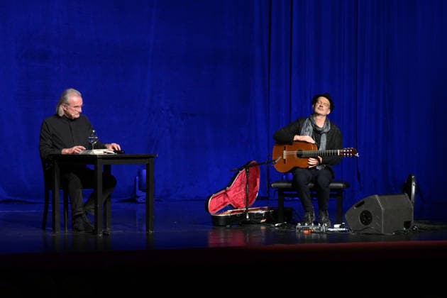Lesung von Christoph Ransmayr mot dem Titel Als ich noch unsterblich war, mit Musikbegleitung durch Wolfgang Muthspiel an der Gitarre, im Stadttheater Gmunden, im Rahmen der Salzkammergut Festwochen Gmunden, am 12.02.26. Das Bild zeigt den Gitarristen Wolfgang Muthspiel mit dem Schriftsteller Christoph Ransmayr 2022 - Lesung von Christoph Ransmayr mot dem Titel Als ich noch unsterblich war, mit Musikbegleitung durch Wolfgang Muthspiel an der Gitarre, im Stadttheater Gmunden, im Rahmen der Salzkammergut Festwochen Gmunden, am 12.02.26