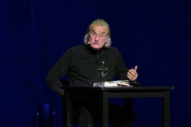 Lesung von Christoph Ransmayr mot dem Titel Als ich noch unsterblich war, mit Musikbegleitung durch Wolfgang Muthspiel an der Gitarre, im Stadttheater Gmunden, im Rahmen der Salzkammergut Festwochen Gmunden, am 12.02.26. Das Bild zeigt den Schriftsteller Christoph Ransmay, während seiner Lesung. 2022 - Lesung von Christoph Ransmayr mot dem Titel Als ich noch unsterblich war, mit Musikbegleitung durch Wolfgang Muthspiel an der Gitarre, im Stadttheater Gmunden, im Rahmen der Salzkammergut Festwochen Gmunden, am 12.02.26