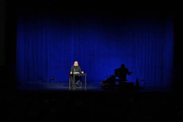 Lesung von Christoph Ransmayr mot dem Titel Als ich noch unsterblich war, mit Musikbegleitung durch Wolfgang Muthspiel an der Gitarre, im Stadttheater Gmunden, im Rahmen der Salzkammergut Festwochen Gmunden, am 12.02.26. Das Bild zeigt den Schriftsteller Christoph Ransmayr und im Dunklen, den Gitarristen Wolfgang Muthspiel 2022 - Lesung von Christoph Ransmayr mot dem Titel Als ich noch unsterblich war, mit Musikbegleitung durch Wolfgang Muthspiel an der Gitarre, im Stadttheater Gmunden, im Rahmen der Salzkammergut Festwochen Gmunden, am 12.02.26