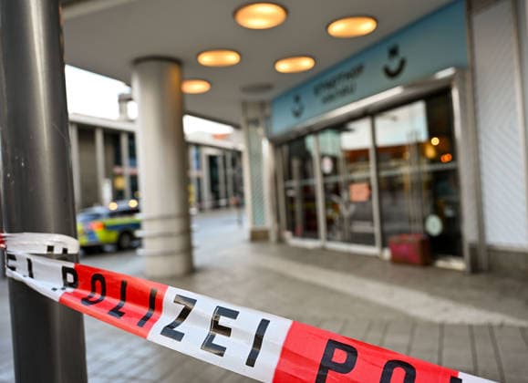13.02.2026, xpsx, Lokal Hanau verdächtiger Gegenstand vorm Stadthof Hanau v.l. angebliche Bombe, Koffer, Polizei Absperrung, Hanau Hessen Deutschland (DEU) Stadthof Hanau *** 13 02 2026, xpsx, local Hanau suspicious object in front of Stadthof Hanau v l alleged bomb, suitcase, police cordon, Hanau Hessen Germany DEU Stadthof Hanau
