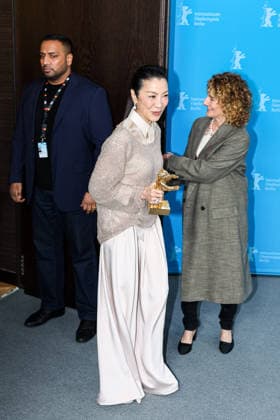 Berlin Berlinale, 76. internationale Filmfestspiele Berlin 2026 Photo Call Michelle Yeoh mit Goldenem Ehrenbaer rechts Tricia Tuttle (Festival Intendantin) Berlinale, 76. internationale Filmfestspiele Berlin 2026, 13.02.2026 Copyright: xEibner-Pressefoto RogerxBuerkex EP_RBE