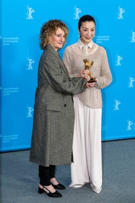 Berlin Berlinale, 76. internationale Filmfestspiele Berlin 2026 Photo Call Michelle Yeoh mit Goldenem Ehrenbaer rechts Tricia Tuttle (Festival Intendantin) Berlinale, 76. internationale Filmfestspiele Berlin 2026, 13.02.2026 Copyright: xEibner-Pressefoto RogerxBuerkex EP_RBE