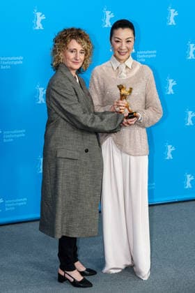 Berlin Berlinale, 76. internationale Filmfestspiele Berlin 2026 Photo Call Michelle Yeoh mit Goldenem Ehrenbaer rechts Tricia Tuttle (Festival Intendantin) Berlinale, 76. internationale Filmfestspiele Berlin 2026, 13.02.2026 Copyright: xEibner-Pressefoto RogerxBuerkex EP_RBE