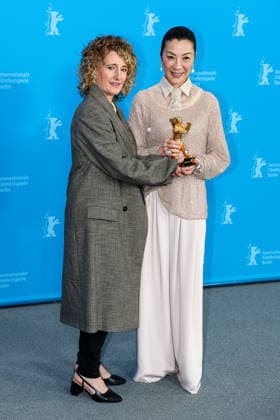 Berlin Berlinale, 76. internationale Filmfestspiele Berlin 2026 Photo Call Michelle Yeoh mit Goldenem Ehrenbaer rechts Tricia Tuttle (Festival Intendantin) Berlinale, 76. internationale Filmfestspiele Berlin 2026, 13.02.2026 Copyright: xEibner-Pressefoto RogerxBuerkex EP_RBE