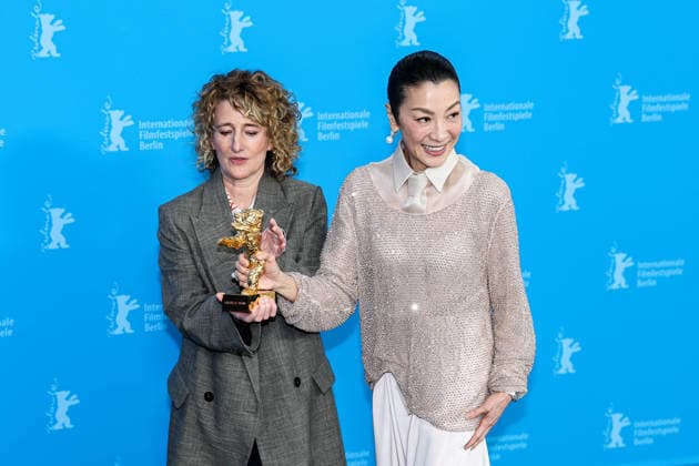 Berlin Berlinale, 76. internationale Filmfestspiele Berlin 2026 Photo Call Michelle Yeoh mit Goldenem Ehrenbaer rechts Tricia Tuttle (Festival Intendantin) Berlinale, 76. internationale Filmfestspiele Berlin 2026, 13.02.2026 Copyright: xEibner-Pressefoto RogerxBuerkex EP_RBE