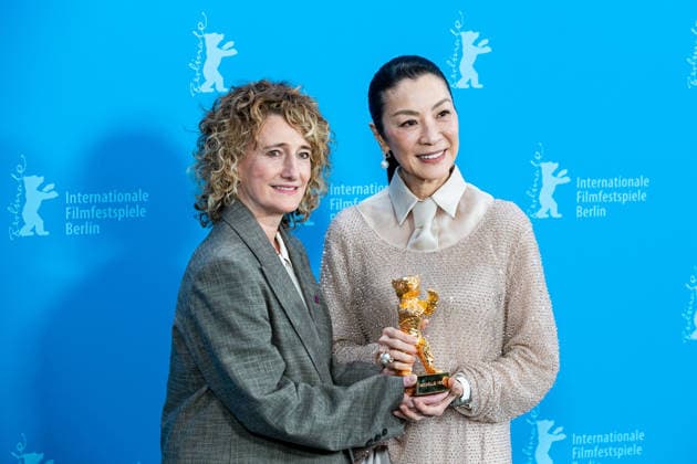 Berlin Berlinale, 76. internationale Filmfestspiele Berlin 2026 Photo Call Michelle Yeoh mit Goldenem Ehrenbaer links Tricia Tuttle (Festival Intendantin) Berlinale, 76. internationale Filmfestspiele Berlin 2026, 13.02.2026 Copyright: xEibner-Pressefoto RogerxBuerkex EP_RBE