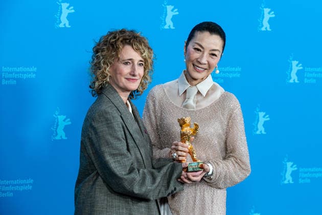 Berlin Berlinale, 76. internationale Filmfestspiele Berlin 2026 Photo Call Michelle Yeoh mit Goldenem Ehrenbaer links Tricia Tuttle (Festival Intendantin) Berlinale, 76. internationale Filmfestspiele Berlin 2026, 13.02.2026 Copyright: xEibner-Pressefoto RogerxBuerkex EP_RBE