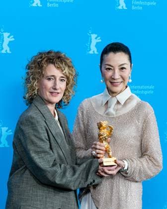 Berlin Berlinale, 76. internationale Filmfestspiele Berlin 2026 Photo Call Michelle Yeoh mit Goldenem Ehrenbaer links Tricia Tuttle (Festival Intendantin) Berlinale, 76. internationale Filmfestspiele Berlin 2026, 13.02.2026 Copyright: xEibner-Pressefoto RogerxBuerkex EP_RBE