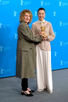Tricia Tuttle und Michelle Yeoh beim Photocall zur Verleihung des Goldenen Ehrenbären für das Lebenswerk auf der Berlinale 2026 76. Internationale Filmfestspiele Berlin im Hotel Grand Hyatt. Berlin, 13.02.2025