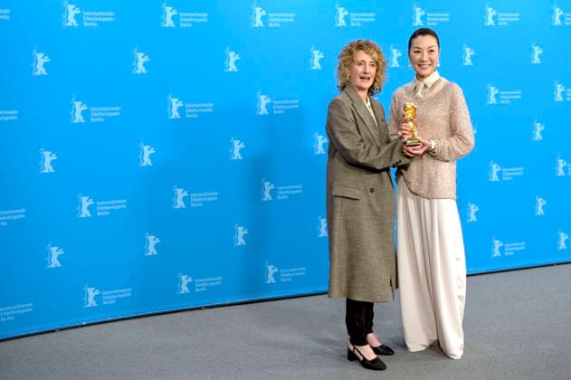 Tricia Tuttle und Michelle Yeoh beim Photocall zur Verleihung des Goldenen Ehrenbären für das Lebenswerk auf der Berlinale 2026 76. Internationale Filmfestspiele Berlin im Hotel Grand Hyatt. Berlin, 13.02.2025