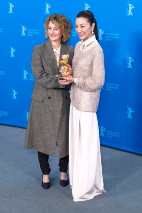 Tricia Tuttle und Michelle Yeoh beim Photocall zur Verleihung des Goldenen Ehrenbären für das Lebenswerk auf der Berlinale 2026 76. Internationale Filmfestspiele Berlin im Hotel Grand Hyatt. Berlin, 13.02.2025
