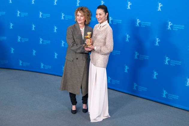 Tricia Tuttle und Michelle Yeoh beim Photocall zur Verleihung des Goldenen Ehrenbären für das Lebenswerk auf der Berlinale 2026 76. Internationale Filmfestspiele Berlin im Hotel Grand Hyatt. Berlin, 13.02.2025