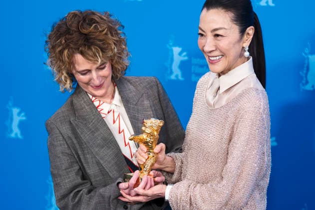 Tricia Tuttle und Michelle Yeoh beim Photocall zur Verleihung des Goldenen Ehrenbären für das Lebenswerk auf der Berlinale 2026 76. Internationale Filmfestspiele Berlin im Hotel Grand Hyatt. Berlin, 13.02.2025