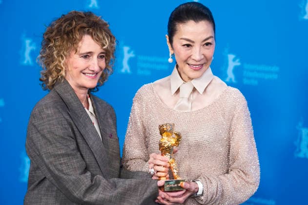 Tricia Tuttle und Michelle Yeoh beim Photocall zur Verleihung des Goldenen Ehrenbären für das Lebenswerk auf der Berlinale 2026 76. Internationale Filmfestspiele Berlin im Hotel Grand Hyatt. Berlin, 13.02.2025