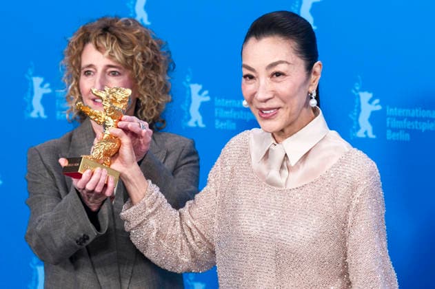 Tricia Tuttle und Michelle Yeoh beim Photocall zur Verleihung des Goldenen Ehrenbären für das Lebenswerk auf der Berlinale 2026 76. Internationale Filmfestspiele Berlin im Hotel Grand Hyatt. Berlin, 13.02.2025