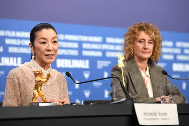 Michelle Yeoh und Tricia Tuttle bei der Pressekonferenz zur Verleihung des Goldenen Ehrenbären für das Lebenswerk auf der Berlinale 2026 76. Internationale Filmfestspiele Berlin im Hotel Grand Hyatt. Berlin, 13.02.2025