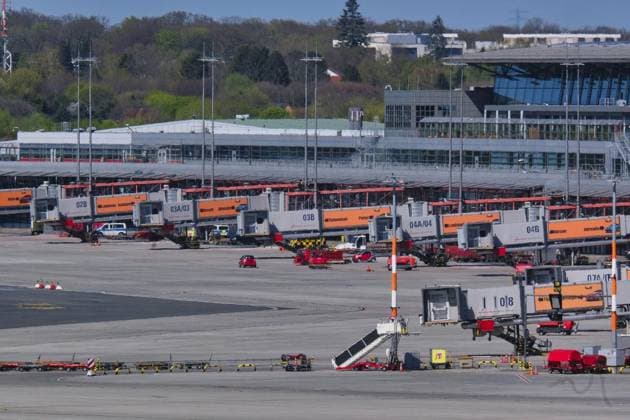 Helmut Schmidt Flughafen Hamburg in Corona Zeiten ** NUR FÜR REDAKTIONELLE ZWECKE ** EDITORIAL USE ONLY **<p>Helmut Schmidt Flughafen Hamburg in Corona Zeiten. Ein leeres Vorfeld. Kein einziges Flugzeug am Terminal. lok, Deutschland Hamburg Hamburg Copyright: AndreasxLaible *** Helmut Schmidt Hamburg Airport in Corona times FOR EDITORIAL PURPOSES ONLY EDITORIAL USE ONLY p Helmut Schmidt Hamburg Airport in Corona times An empty apron Not a single plane at the terminal lok, Germany Hamburg Hamburg Hamburg Copyright AndreasxLaible Copyright: AndreasxLaible doc7a79mhttejn1bwx4f1q5l ,EDITORIAL USE ONLY