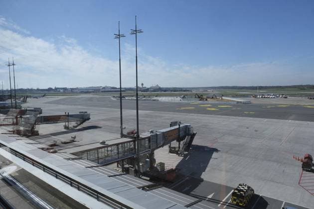 leere Straßen und Plätze zu Corona Zeiten ** NUR FÜR REDAKTIONELLE ZWECKE ** EDITORIAL USE ONLY **<p>leere Straßen und Plätze zu Corona Zeiten. Hamburg Flughafen. Das Vorfeld am Mittwoch Vormittag kurz vor 12.00 Uhr. Magazin, Deutschland Hamburg Hamburg Copyright: AndreasxLaible *** empty streets and squares in Corona times FOR EDITORIAL PURPOSES ONLY p empty streets and squares in Corona times Hamburg Airport The apron on Wednesday morning shortly before 12 00 noon Magazine, Germany Hamburg Hamburg Hamburg Copyright AndreasxLaible Copyright: AndreasxLaible doc79uuvbo483o1ewfwj4rn ,EDITORIAL USE ONLY