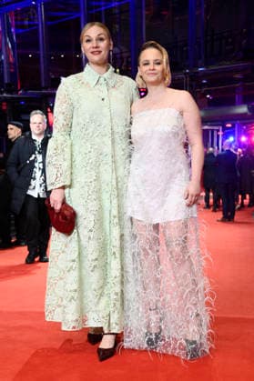 Rosalie Thomass und Jasna Fritzi Bauer bei der Festivaleröffnung mit der Premiere des Kinofilms No Good Men auf der Berlinale 2026 76. Internationale Filmfestspiele Berlin im Berlinale Palast. Berlin, 12.02.2026