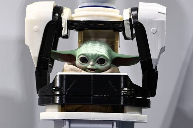 Modell Leben - Modellbaumesse 13.02.2026, Erfurt, Thueringer Modellbaumesse Modell Leben im Bild: ein Nachkomme von Meister Yoda hat einen Roboter gekapert