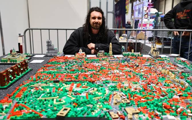Modell Leben - Modellbaumesse 13.02.2026, Erfurt, Thueringer Modellbaumesse Modell Leben im Bild: Luca Pascal Koenig mit seinem Modell von Erfurt aus Lego-Steinen