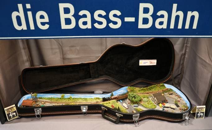 Modell Leben - Modellbaumesse 13.02.2026, Erfurt, Thueringer Modellbaumesse Modell Leben im Bild: die Bass-Bahn, eine Modelleisenbahn in einem Bass-Koffer