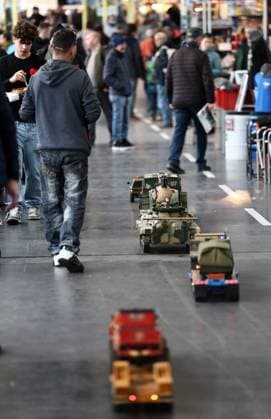 Modell Leben - Modellbaumesse 13.02.2026, Erfurt, Thueringer Modellbaumesse Modell Leben im Bild: Modellfahrzeug-Parade durch den Gang