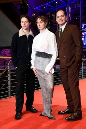 Jonathan Berlin, Caro Braun und Godehard Giese bei der Festivaleröffnung mit der Premiere des Kinofilms No Good Men auf der Berlinale 2026 76. Internationale Filmfestspiele Berlin im Berlinale Palast. Berlin, 12.02.2026