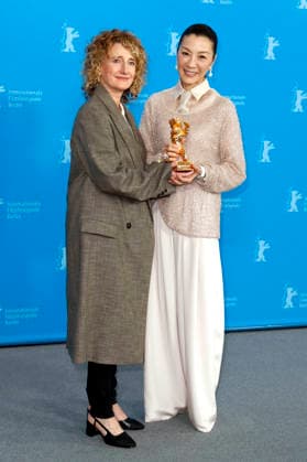 Tricia Tuttle und Michelle Yeoh beim Photocall zur Verleihung des Goldenen Ehrenbären für das Lebenswerk auf der Berlinale 2026 76. Internationale Filmfestspiele Berlin im Hotel Grand Hyatt. Berlin, 13.02.2025