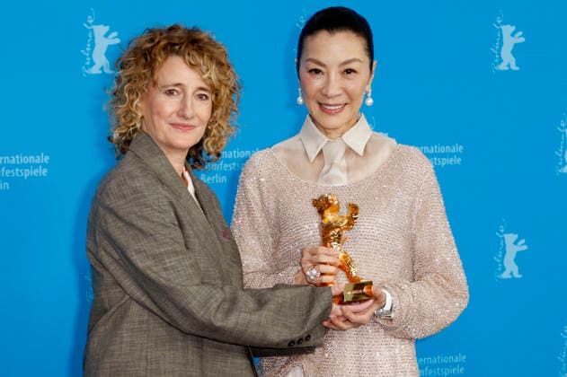 Tricia Tuttle und Michelle Yeoh beim Photocall zur Verleihung des Goldenen Ehrenbären für das Lebenswerk auf der Berlinale 2026 76. Internationale Filmfestspiele Berlin im Hotel Grand Hyatt. Berlin, 13.02.2025
