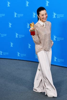 Berlinale International Film Festival Berlin Germany 76th Berlinale Berlin International Film Festival Michelle Yeoh Honorary Golden Bear trophy during a photocall at the 76th Berlinale International Film Festival Thomas Bohlen Starface 2026 02 13 453022 2026 02 13 Berlin Germany  Copyright: xThomasxBohlenx STAR_453022_084