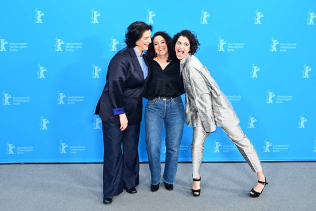 Hiam Abbass, Leyla Bouzid et Eya Bouterra au photocall du film A Voix Basse In a Whisper lors de la 76ème édition du festival international du film de Berlin La Berlinale 2026 , le 13 février 2026 Romain Doucelin Bestimage The À Voix Basse In A Whisper photocall et conference during the 76th Berlinale International Film Festival Berlin at Gret Hyatt Hotel on February 13, 2026 in Berlin, Germany Berlin Allemagne  Copyright: xRomainxDoucelinx xBestimagexRomainxDoucelinx xBestimagex