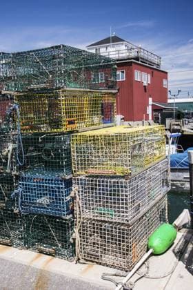 Hummerfallen stapelten sich am Kai im Hafen von Portland, Maine Lobster traps piled dockside in Portland, Maine harbor Copyright: imageBROKER JamesxF.xMattil ibxiqx16000509.jpg