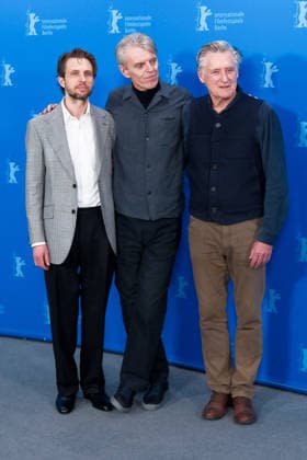 Photocall for Everybody Digs Bill Evans , Grand Hyatt Berlin, Berlin, Germany Anders Danielsen Lie, Grant Gee and Bill Pullman poses at the Photocall for Everybody Digs Bill Evans during Berlinale (Berlin Film Festival) at Grand Hyatt Berlin, Berlin, , Germany on 13 February 2026., Credit:Julie Edwards Avalon  Copyright: xJuliexEdwardsx xAvalonx 1074668236